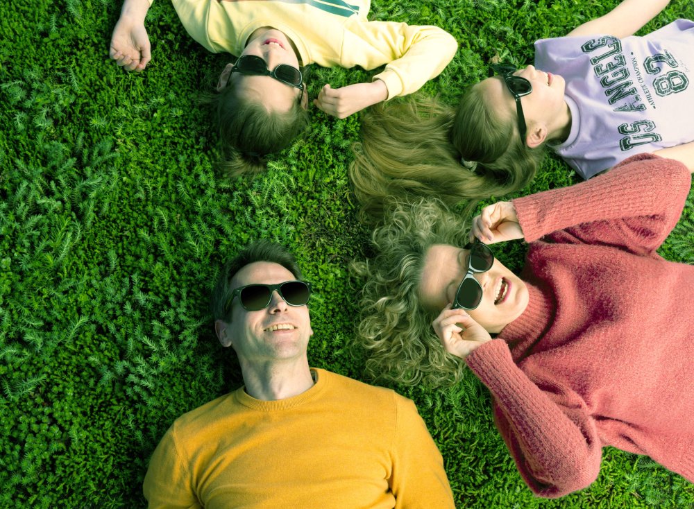 achtergrond afbeelding met gezin liggend op groen