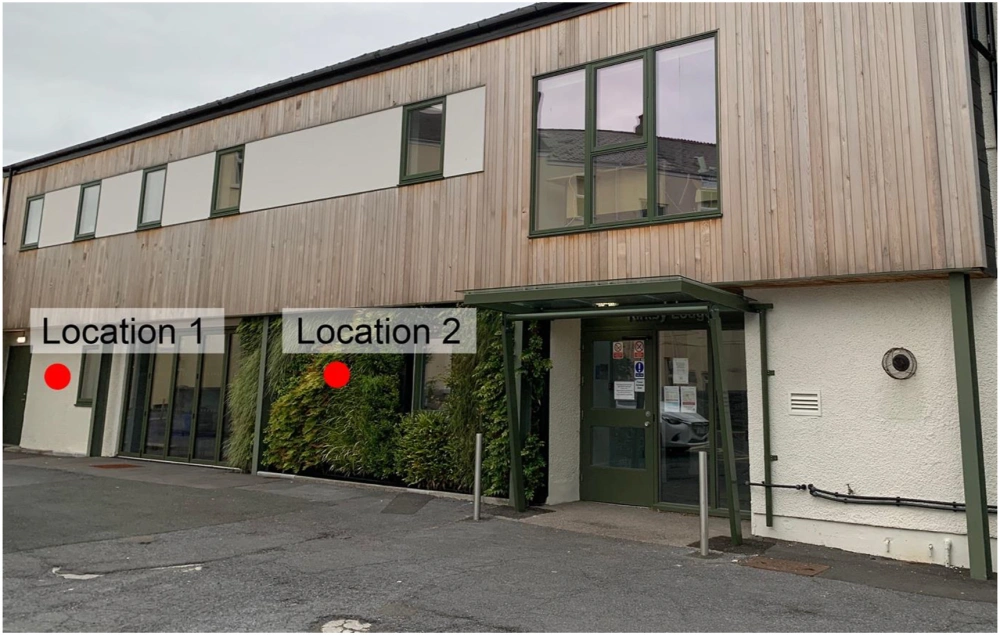 foto van het kantoorpand, met een kamer met en zonder groene wand