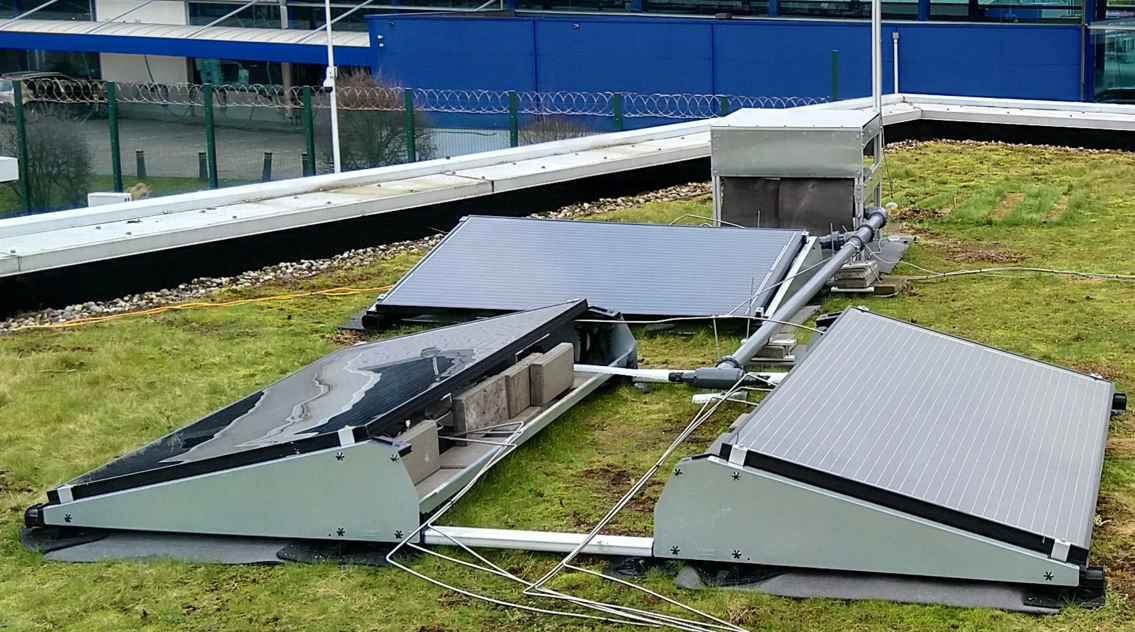 foto van aerodynamische zonnepanelen op een groendak
