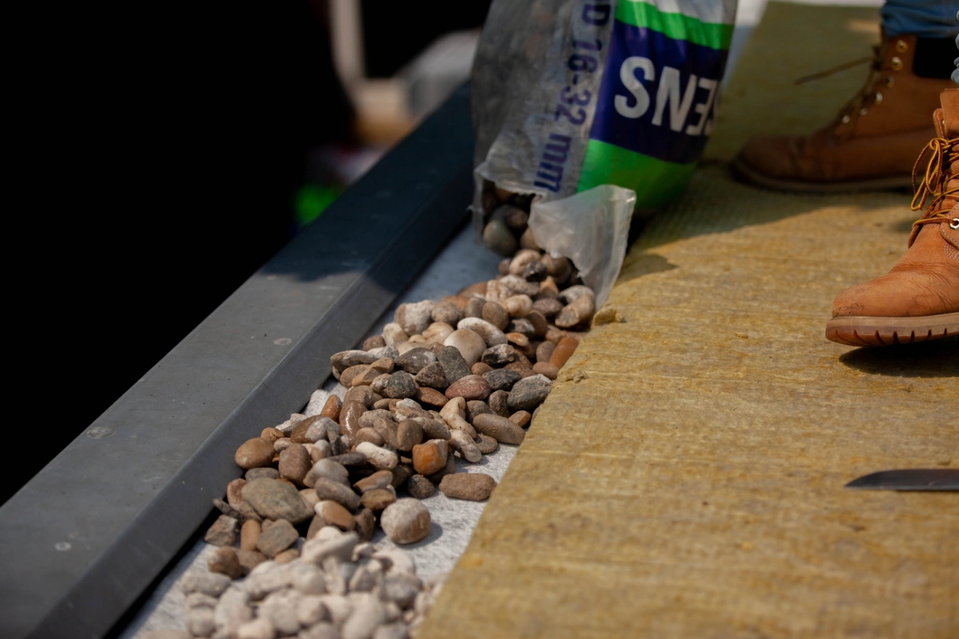 foto van een grindrand op een groendak