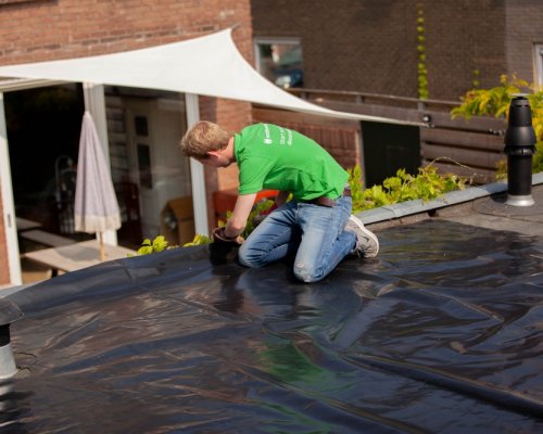 foto tijdens het leggen van wortelwerende folie