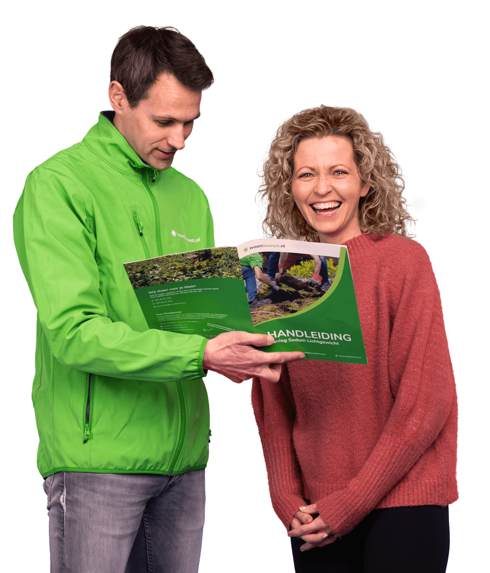 foto van medewerker woonbewust die iets uitlegt aan vrouw