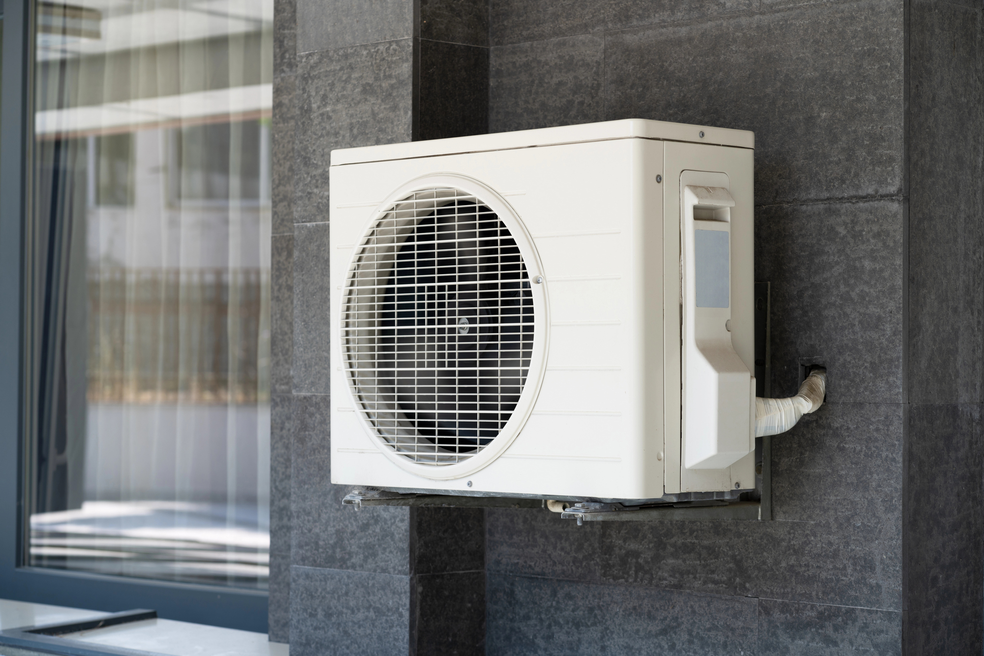 buitenunit warmtepomp aan een woning