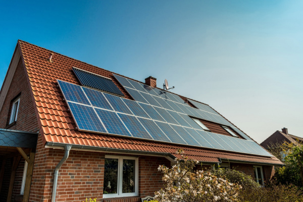 Afbeelding als illustratie bij artikel Verschil tussen zonnepanelen en een zonneboiler