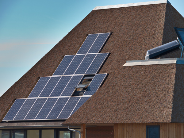 Afbeelding rieten dak zonnepanelen